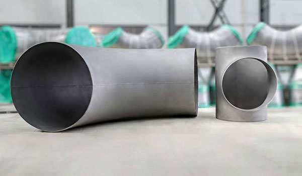 Jaké jsou rozdíly mezi kovanými a litými koleny se závitem 90 stupňů?