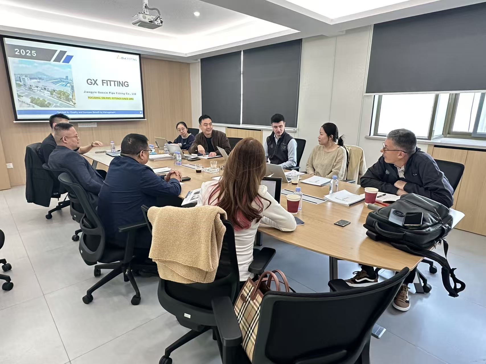 Delegace zákazníků navštěvuje naši továrnu za účelem technické výměny a spolupráce